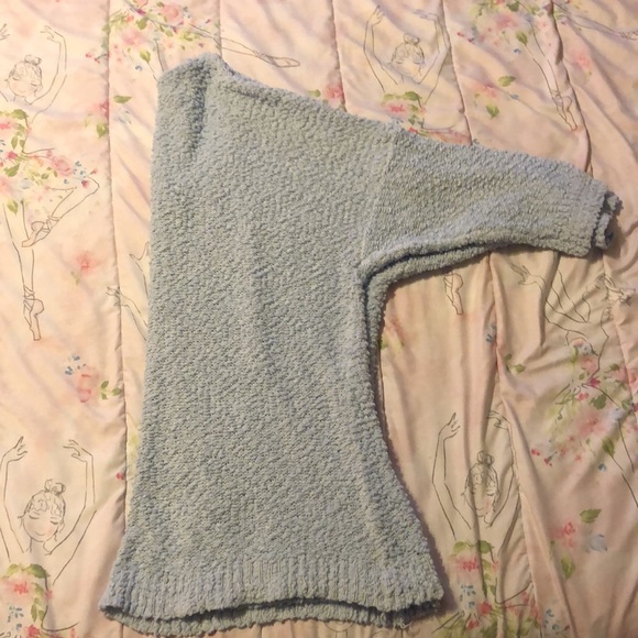 Blue sweater with rose pattern - Picture 2 of 3